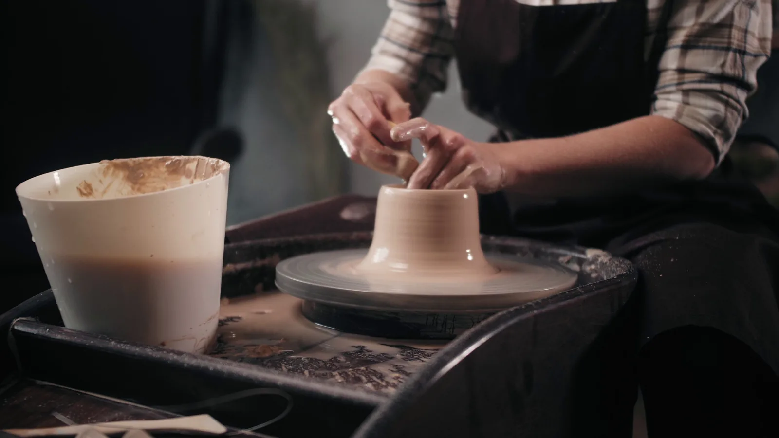 How To Mix Handmade Ceramic Home Decor With Modern Furniture cover image